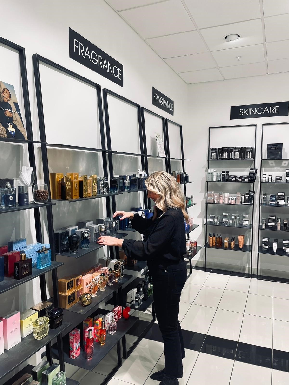 Beautyshopen med parfym och hudvård på Paul Mitchell Beauty Karlshamn